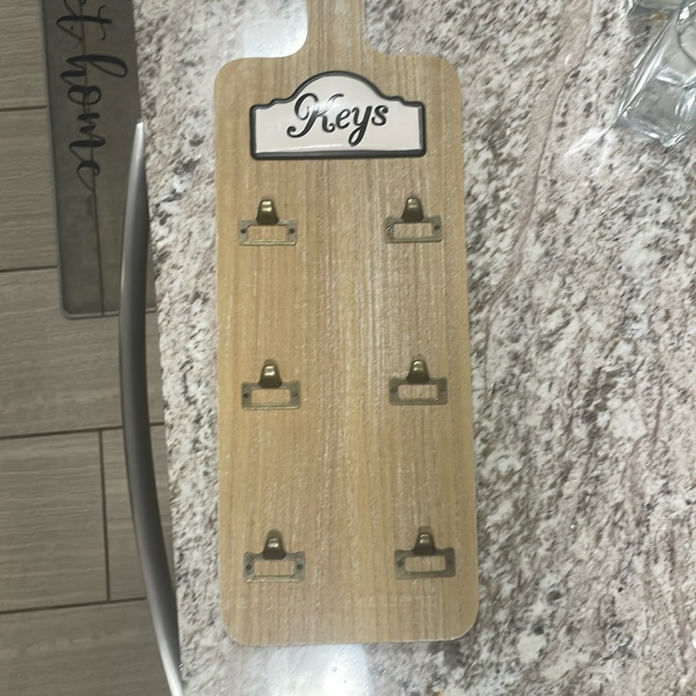 Key hanger with six hooks